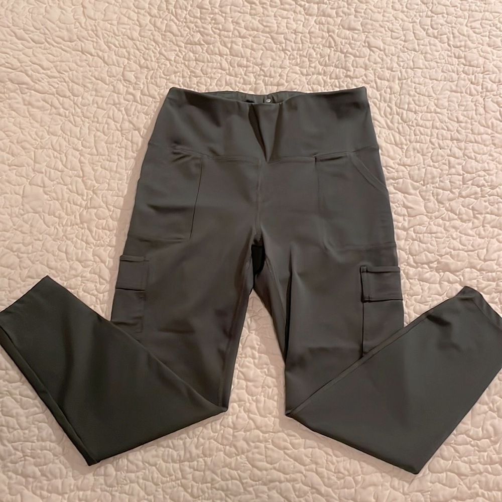 Apana brand leggings with side pockets.